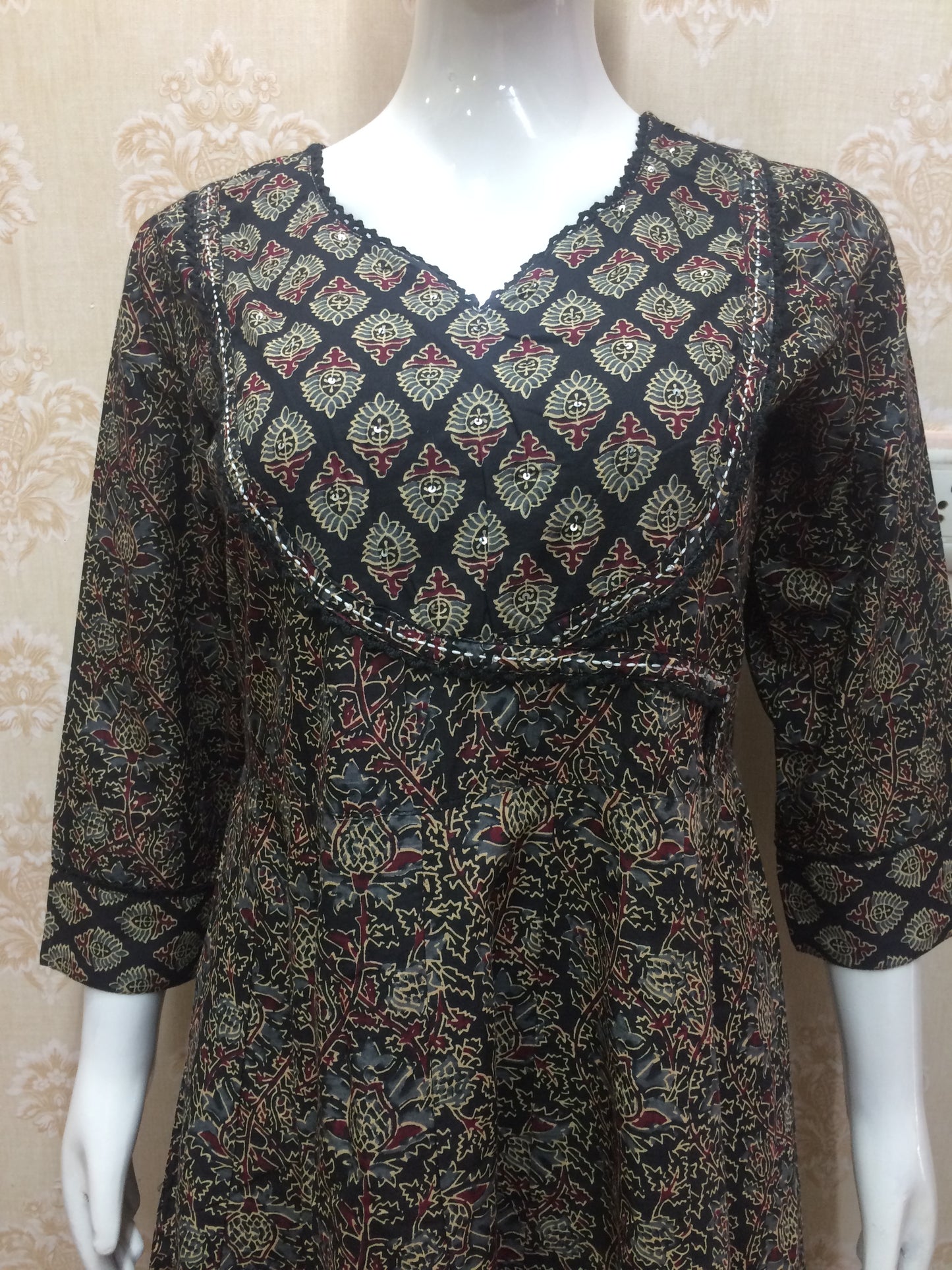 Round black Jaipuri