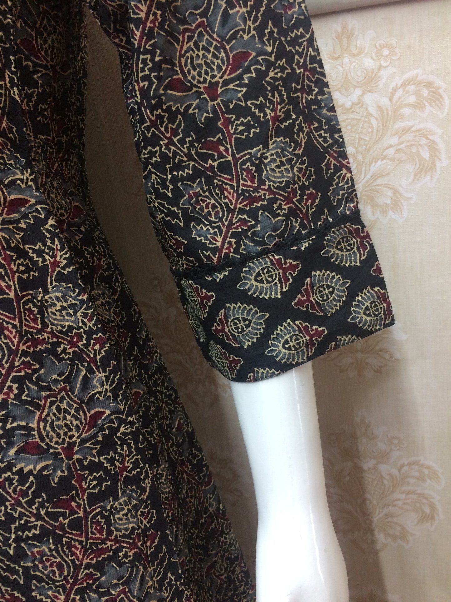 Round black Jaipuri