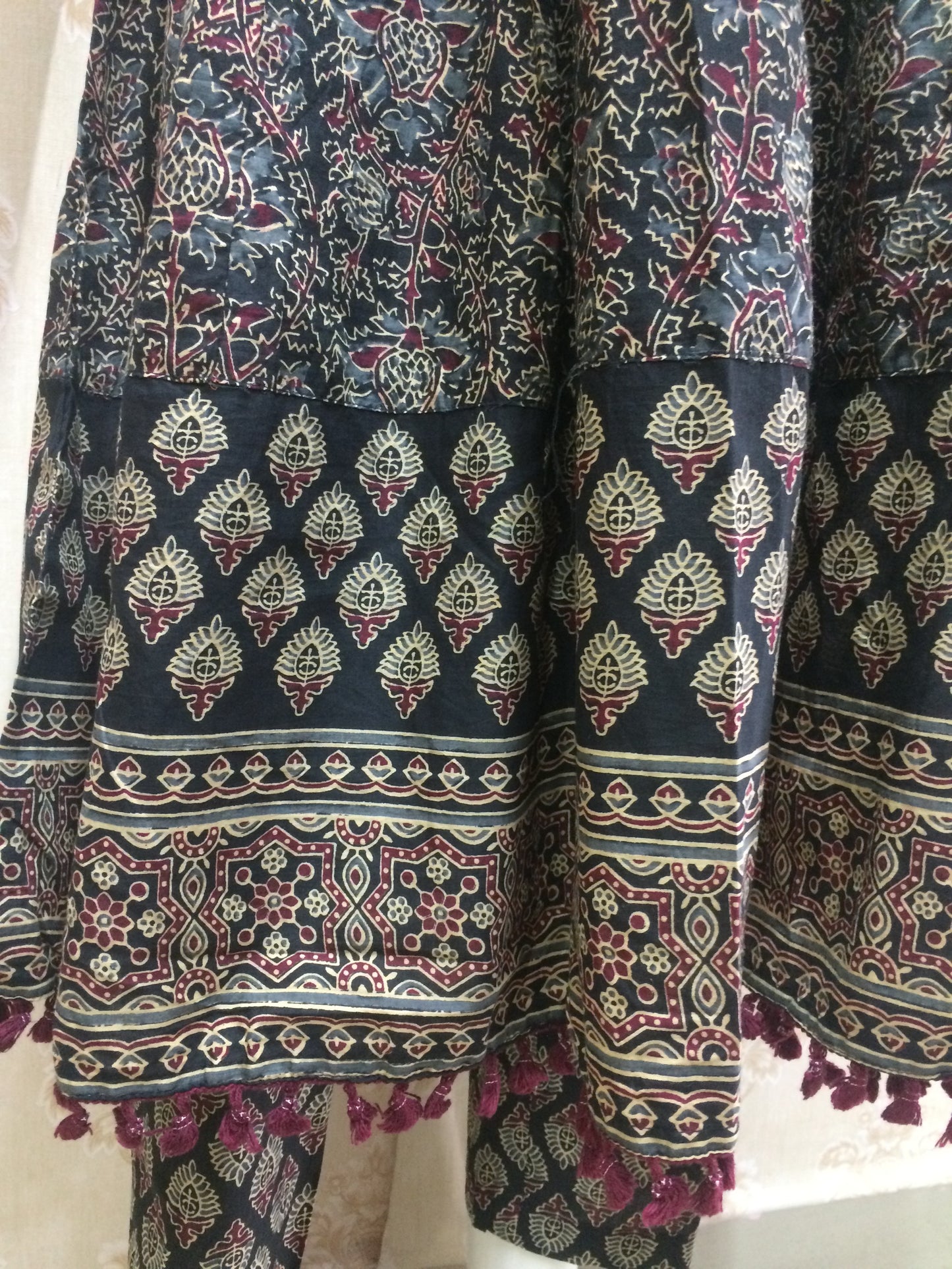 Round black Jaipuri