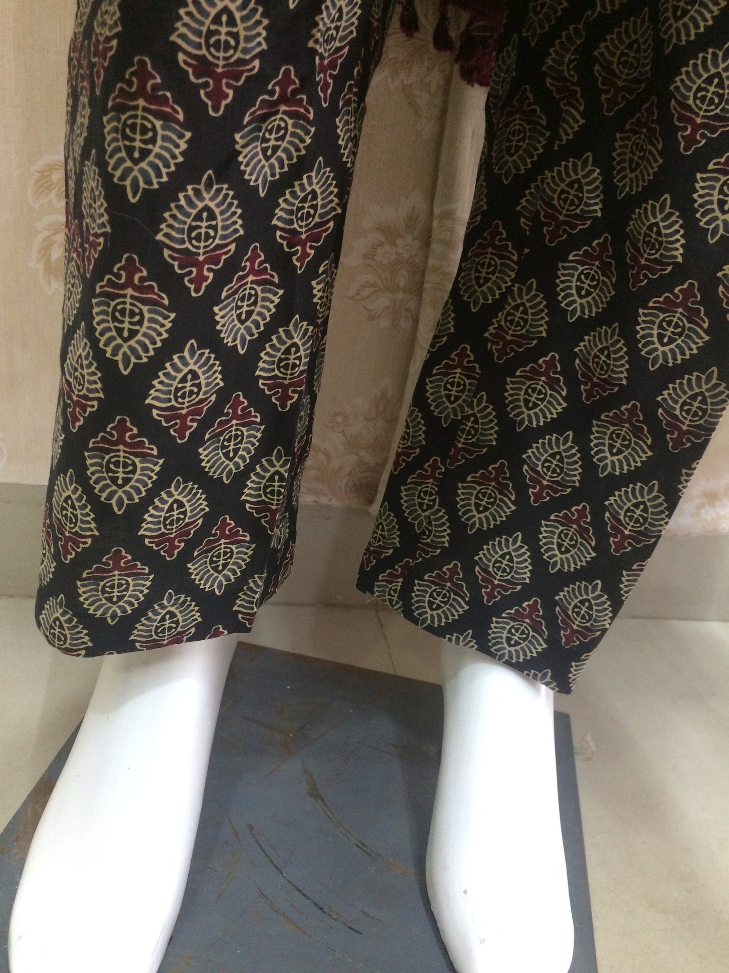 Round black Jaipuri
