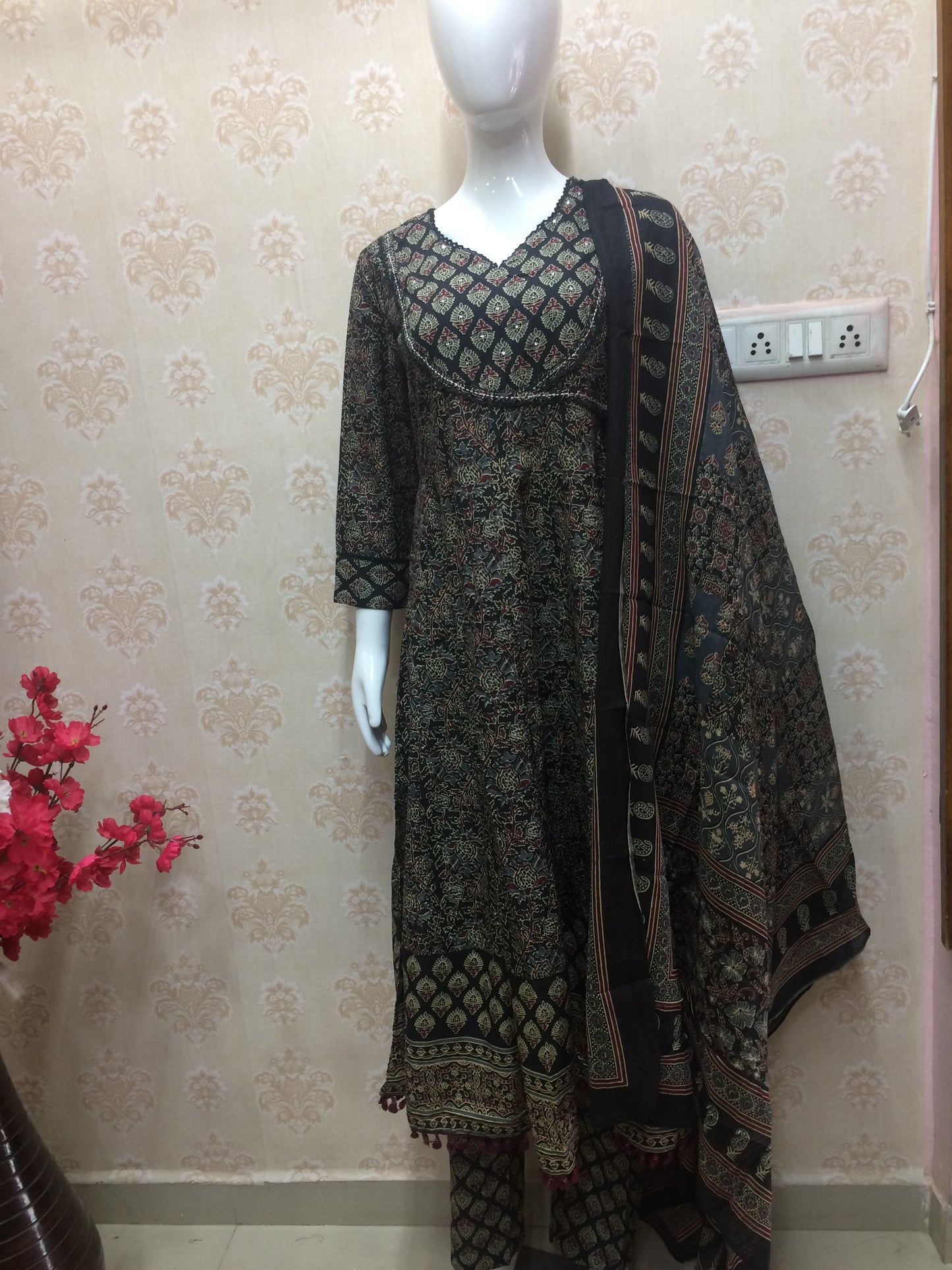 Round black Jaipuri