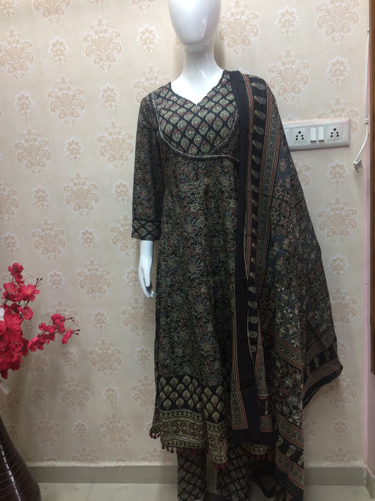 Round black Jaipuri