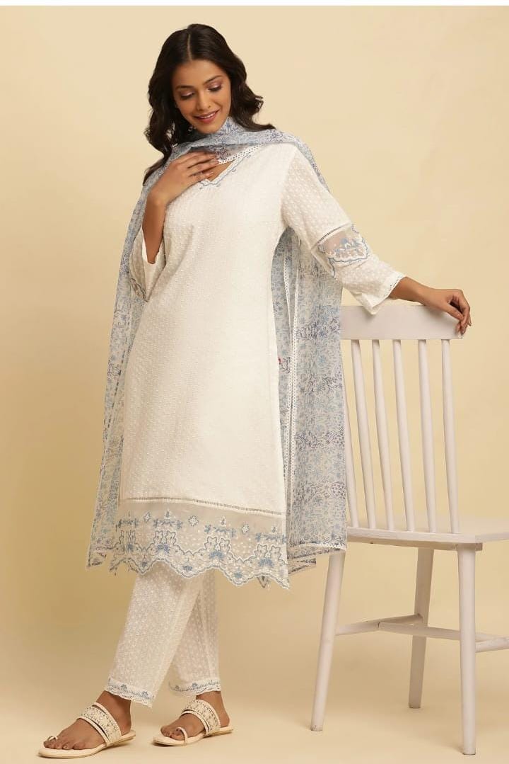Hunera W- white dress with organza dupatta