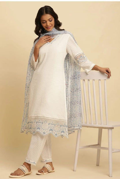 Hunera W- white dress with organza dupatta