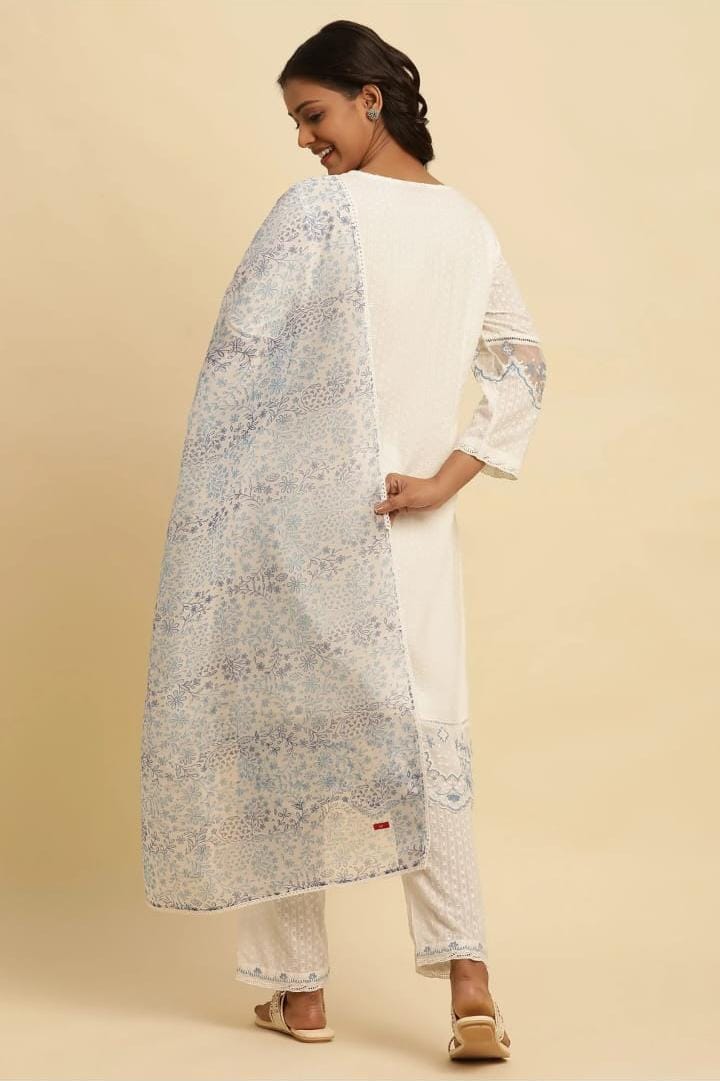 Hunera W- white dress with organza dupatta