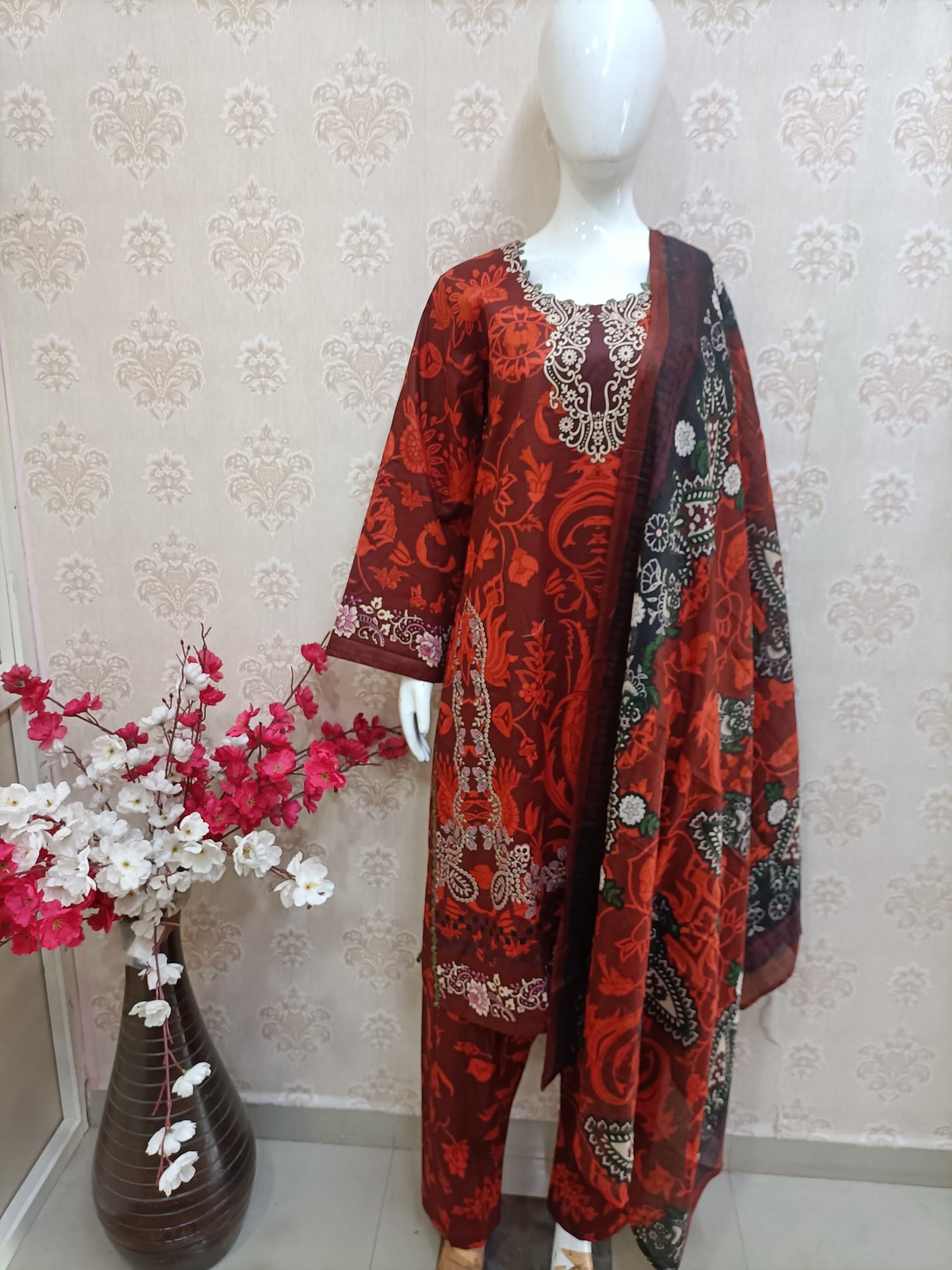 Kanooz Pakistani style 3-Piece Suit