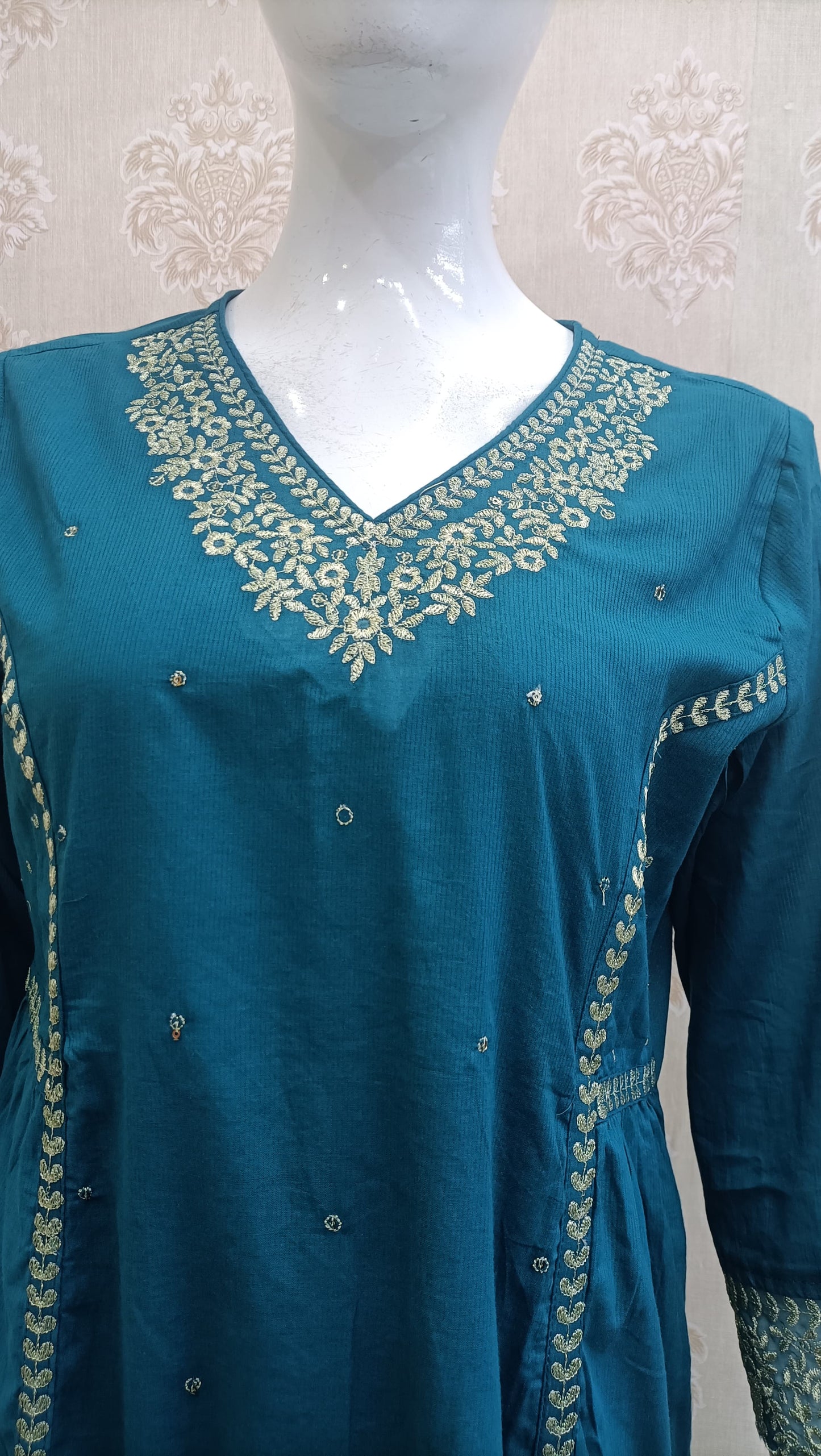 Nomi Elegant Embroidered Mauve Kurta pent Set