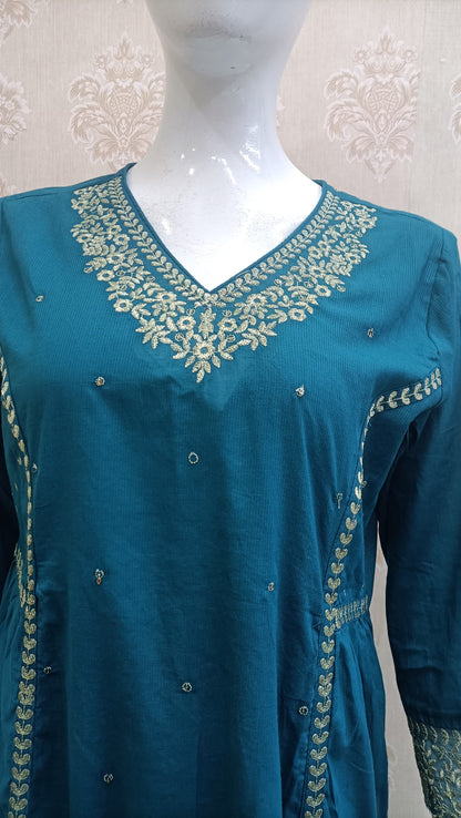 Nomi Elegant Embroidered Mauve Kurta pent Set