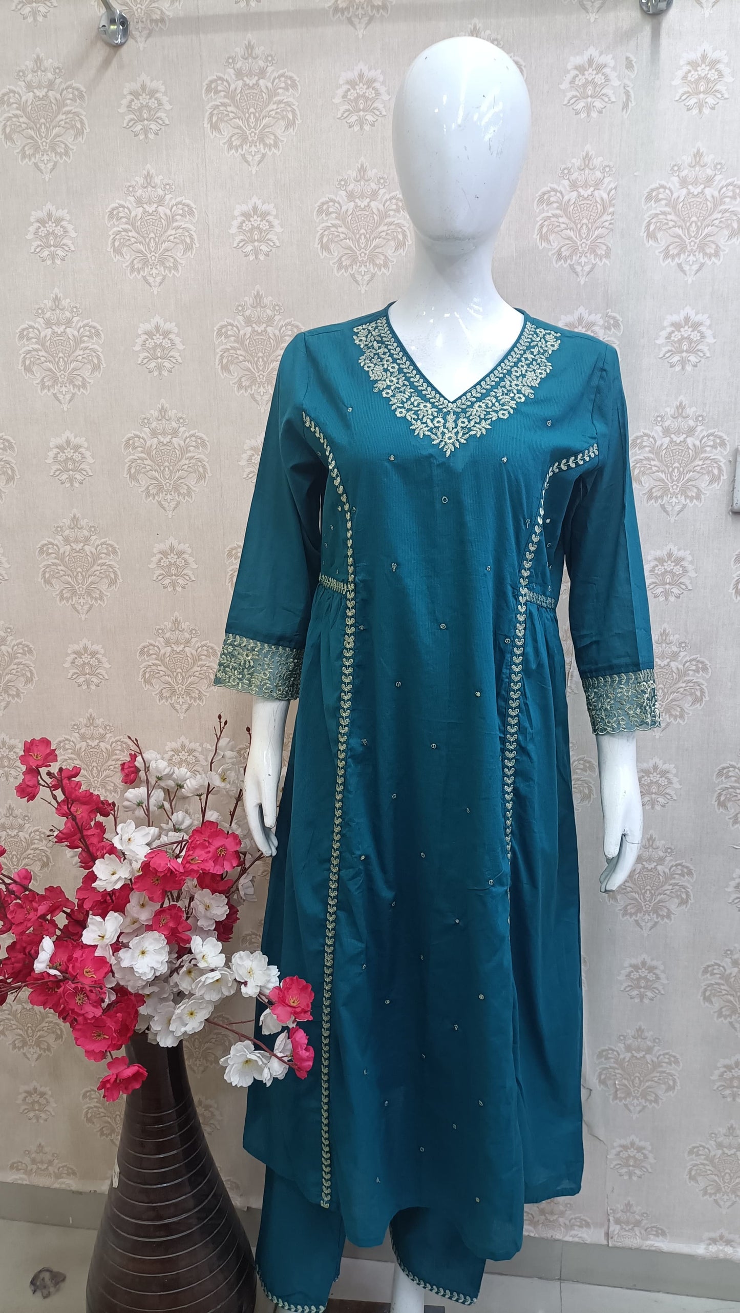 Nomi Elegant Embroidered Mauve Kurta pent Set